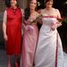 Vigyázat, jobbról balra haladunk: a fehér ruhás nő a menyasszony, középen rózsaszínben a koszorúslány (ő is transznemű), a vörös ruhás pedig a vőlegény. Esetleg vőasszony, angolul „groomess