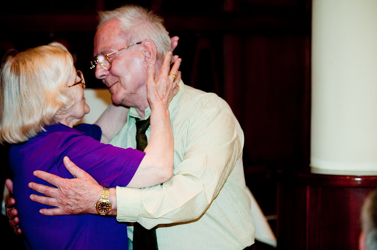 Eszter nagyszülei - 80 évesen is összebújva táncolnak