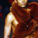 Így öltöztetett szőrmébe egy meztelen férfit Montesinos Alama a 2002 februárjában tartott madridi divathéten