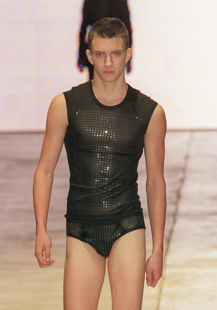 Ez a Pelle Pelle divatbemutatója New Yorkból, ahol a metroszexualitás még nem hódított 2000-ben, hanem változatlanul a keménycsávókat preferálták 