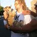 Bradley Cooper 2011 júniusában rasztaparókában egy tigriskölyköt ölelget