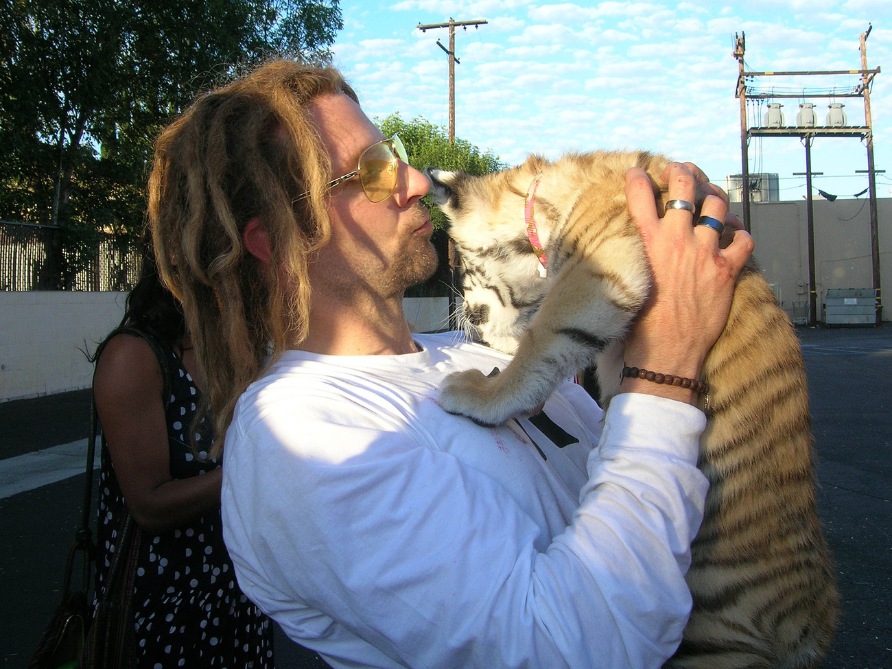Bradley Cooper 2011 júniusában rasztaparókában - a tigriskölyök itt Dax Shepard kezében van