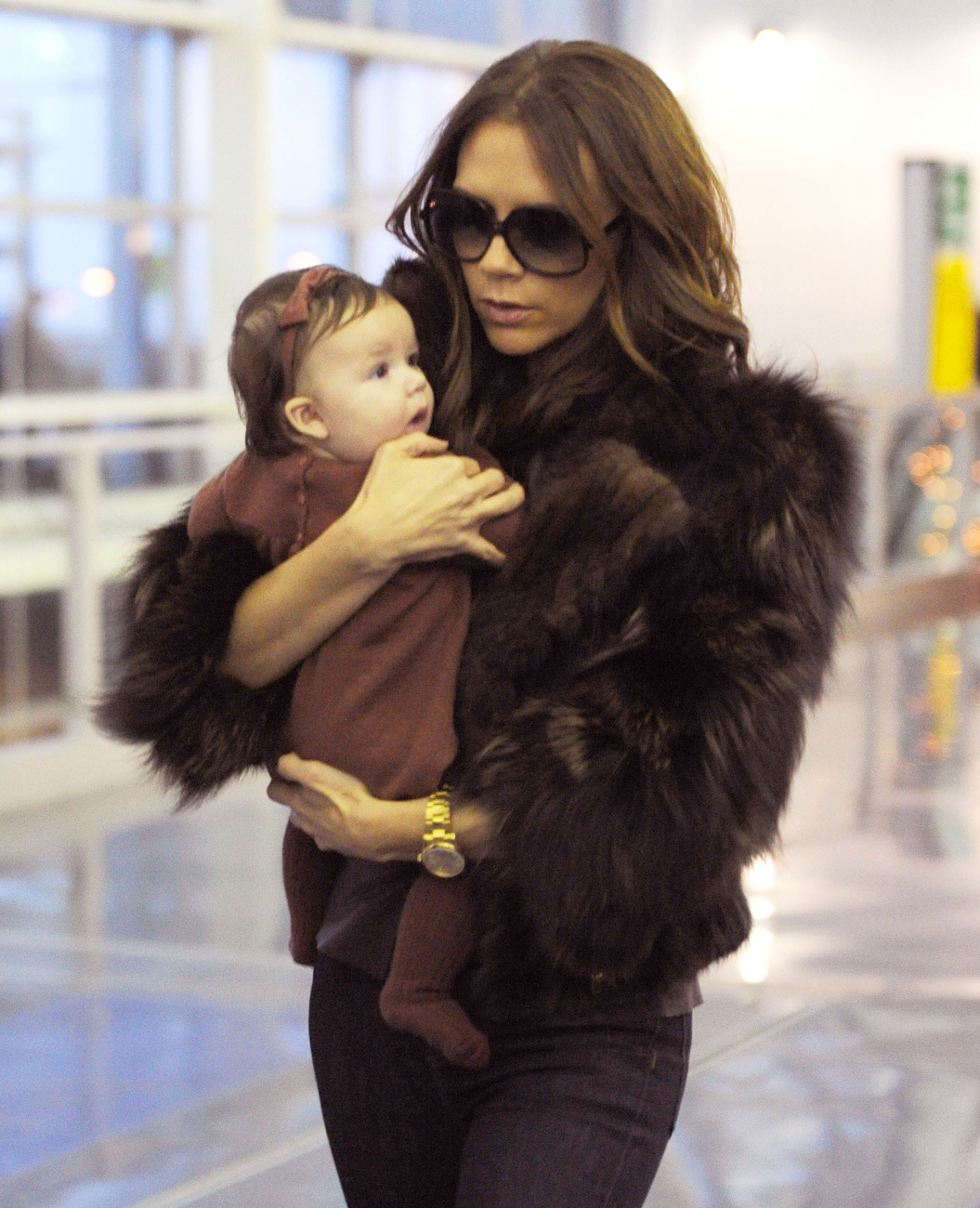 November végén anya és lánya szépen passzoló bíbor és fekete árnyalatú outfitben, lazán zsebre dugott kézzel a Los Angeles-i repülőtéren.