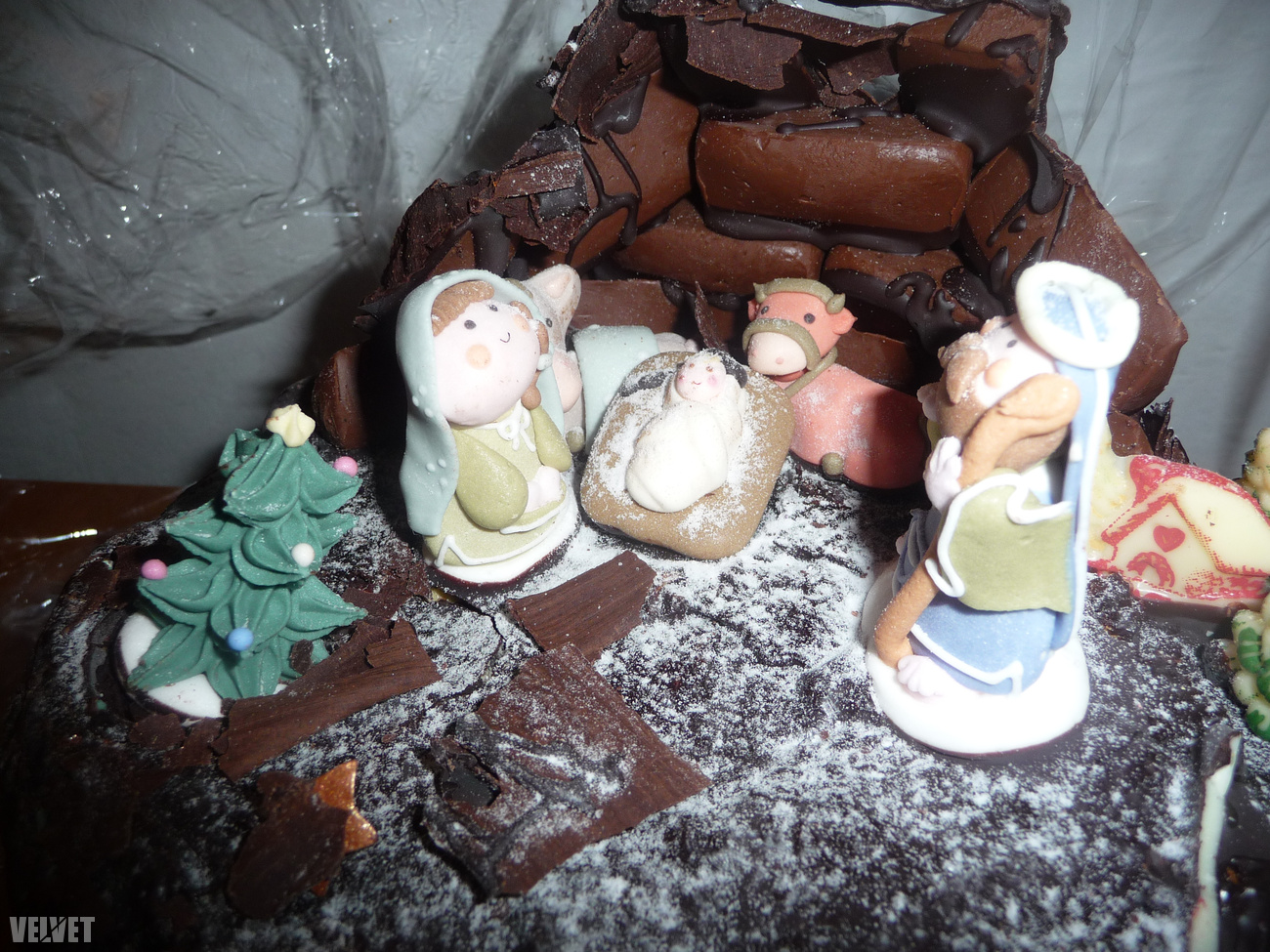 Íme a csokis panettone tetején giandujotti-barlangban álló betlehemes jelenet 