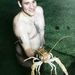 Darren Gook tengerbiológus. Bevalljuk, a fotót nem az ő kedvéért csinálták, hanem mert az ilyen sárga homár különleges ritkaságnak számít