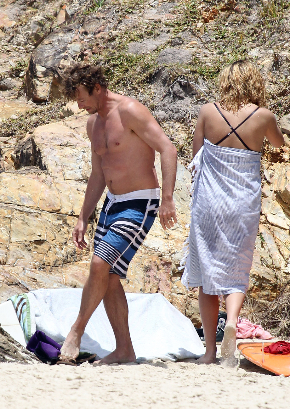 Simon Baker haverokkal-családdal strandolt Ausztráliában