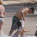 Anthony Kiedis a kisfiával a strandon Saint Barthélemy szigetén
