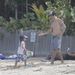 Anthony Kiedis a kisfiával a strandon Saint Barthélemy szigetén