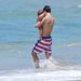 Miranda Kerr és Orlando Bloom Ausztrália Sawtell nevű strandján