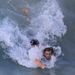 Chris Hemsworth egy hullámmal jön kifelé a tengerből