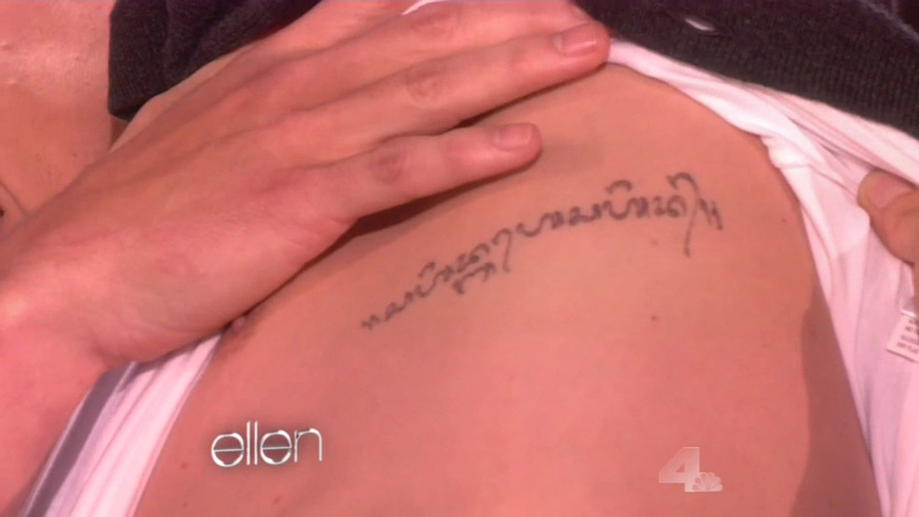 Channing Tatum megmutatja a tetoválását Ellen DeGeneresnek a talkshow-ban