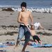 Justin Bieber féltestvérével játszik a strandon Malibuban