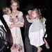 Nicole Kidman kalocsai mintás ruhában indul el Los Angelesből családjával, azaz Keith Urbannel és két lányukkal, Sunday Rose-zal és Faithszel 