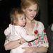 Nicole Kidman kalocsai mintás ruhában indul el Los Angelesből családjával, azaz Keith Urbannel és két lányukkal, Sunday Rose-zal és Faithszel