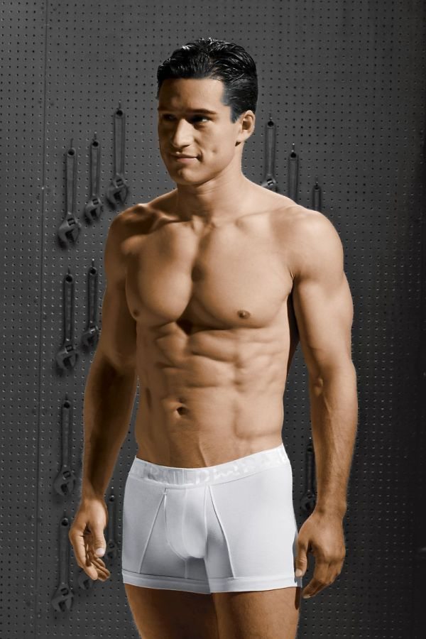Mario Lopez fehérnemű-márkája, a Rated M reklámfotója izmos modellel