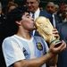 Diego Maradona megcsókolja a kupát