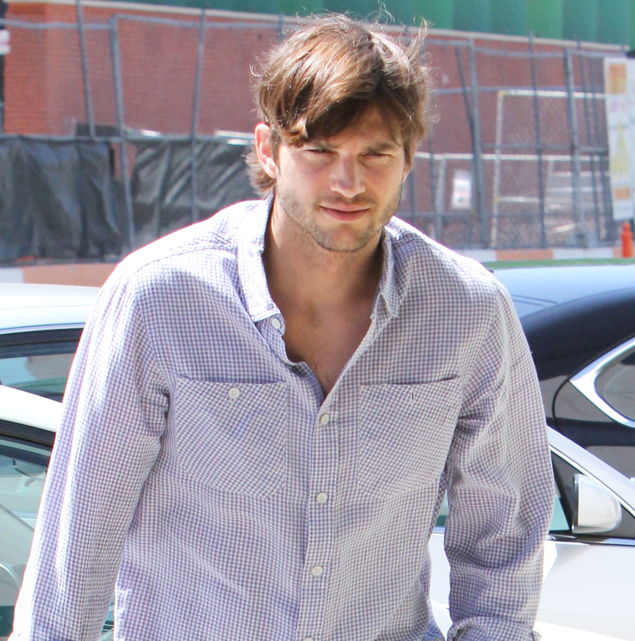 Ashton Kutcher az ugrás előtt nem sokkal még békésen (és jóképűen) sétálgatott az utcán