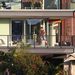 Ashton Kutcher hollywoodi villájának erkélyén, egy szál alsóban