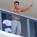 Mark Wahlberg a forgatás szünetében floridai szállodája erkélyén