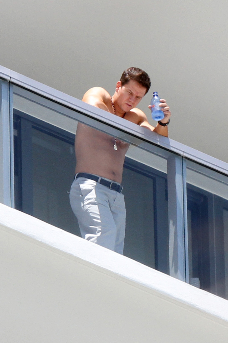 Mark Wahlberg a forgatás szünetében floridai szállodája erkélyén