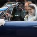 Cambridge hercege és a hercegné 2011. április 29-én az esküvő után a Buckingham palotától a Clarence házig hajt egy Aston Martinnal.
