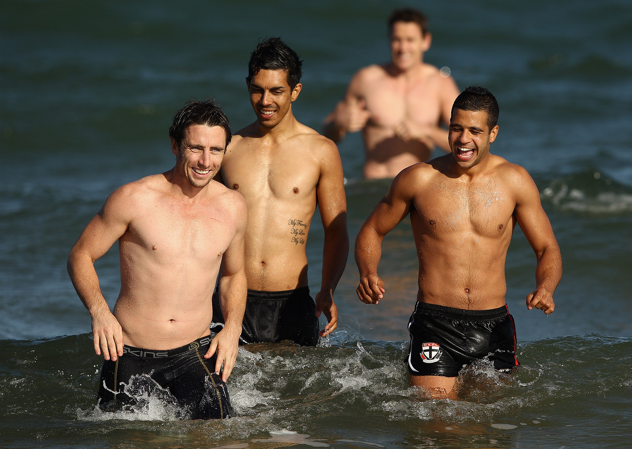 A Saint Kilda Football Club játékosai az óceánban, az ausztrál tél kezdetén