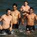 A Saint Kilda Football Club játékosai az óceánban, az ausztrál tél kezdetén