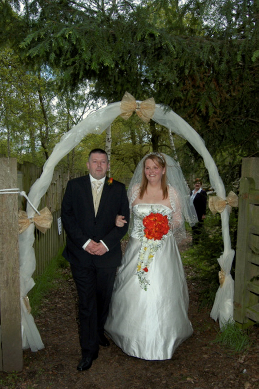 Mike Harrison és Sarah Bairstow esküvője Robin Hood erdejében