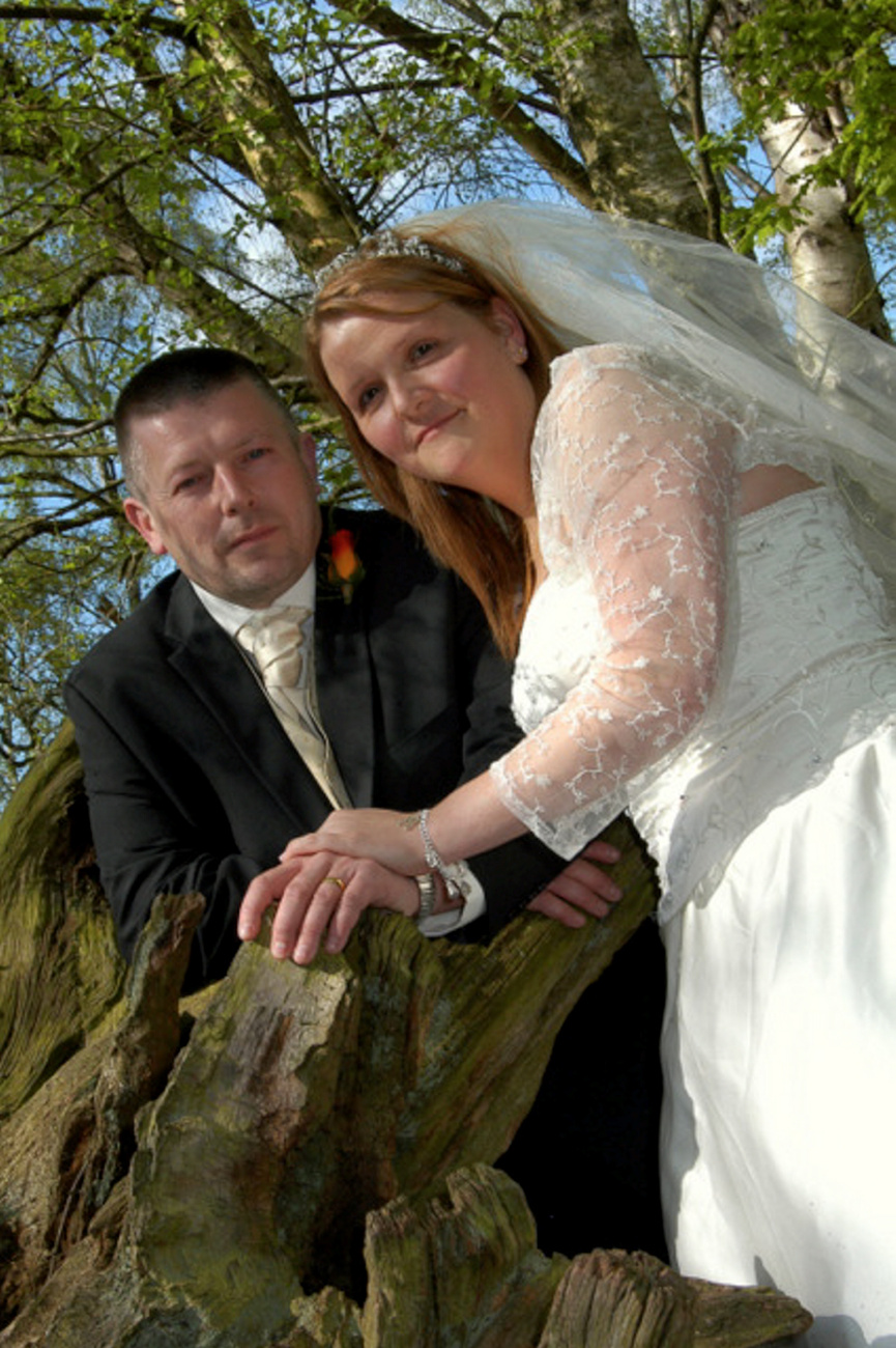 Mike Harrison és Sarah Bairstow esküvője Robin Hood erdejében