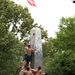 Az Annapolis Naval Academy hallgatói a zsíroszlop-próbával küzdenek