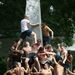 Az Annapolis Naval Academy hallgatói a zsíroszlop-próbával küzdenek