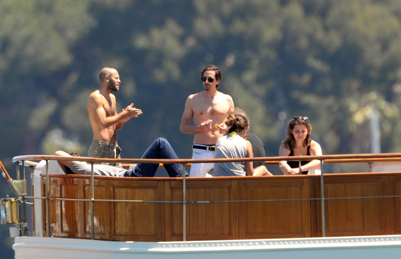 Adrien Brody azért elegánskodott is Cannes-ban, például az amfAR gálán