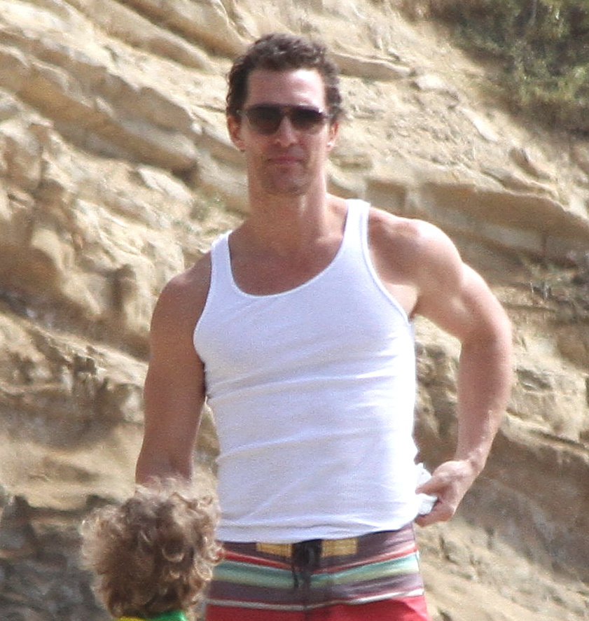 Matthew McConaughey gyerekeivel és atlétájával strandol Malibuban