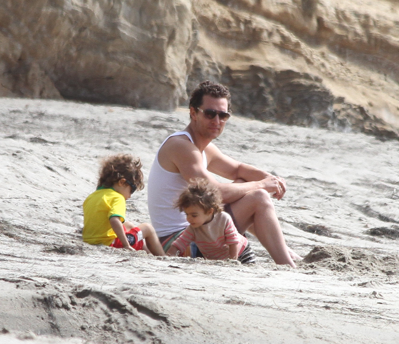 Matthew McConaughey gyerekeivel és atlétájával strandol Malibuban