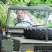 Sean Bean kiszállni készül a Jeepjéből