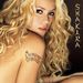 Shakira meg lemezborítón pózol. Azért hasonlítanak, nem?