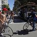 San Franciscóban a villamosról is jól megnézik a nudista felvonulást