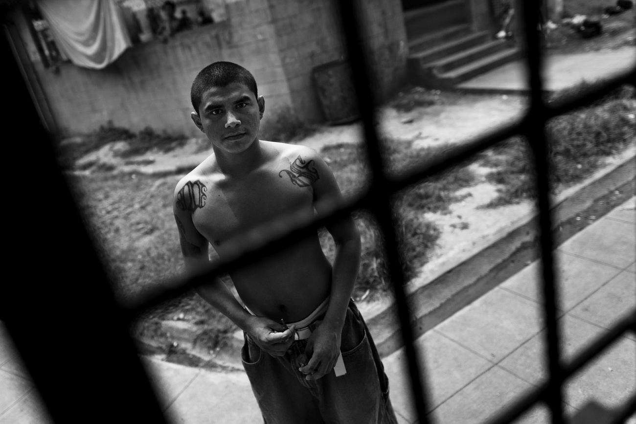 Egy haldokló fiatalember, akit San Salvador utcáin szúrtak le a bandaháborúk során