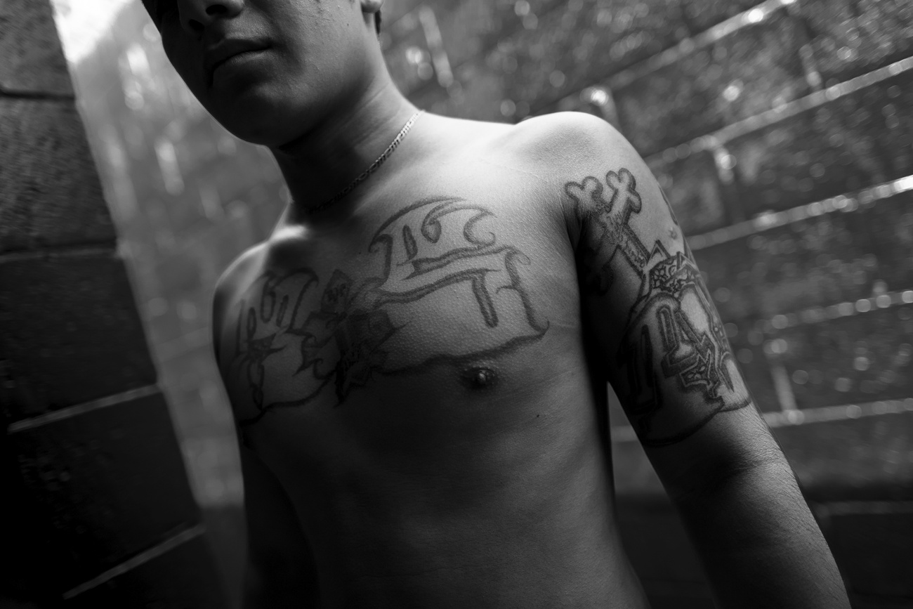 Egy haldokló fiatalember, akit San Salvador utcáin szúrtak le a bandaháborúk során