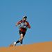 Rick Gannon futja az ultramaratont a Namíb-sivatagban, zsákjában ott van a jegygyűrű