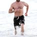Hugh Jackman kifelé tart az óceánból, Syndney-ben, a Bondi Beachen