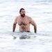 Hugh Jackman kifelé tart az óceánból, Syndney-ben, a Bondi Beachen