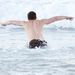 Hugh Jackman befelé tart az óceánba, Syndney-ben, a Bondi Beachen