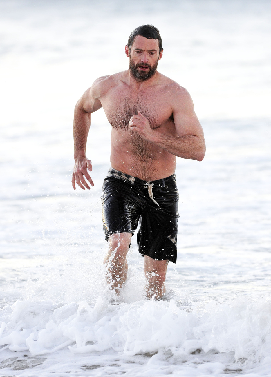 Hugh Jackman kijött az óceánból, Syndney-ben, a Bondi Beachen