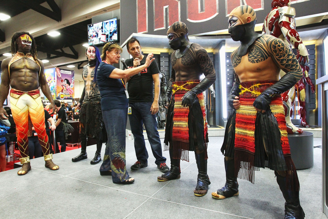 A Cirque du Soleil artistái teljes harci díszben a Comic Conon