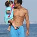 Mario Lopez és Gia nevű kislánya a strandon