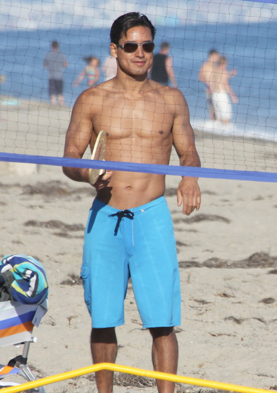 Mario Lopez teniszezik egyet a strandon