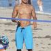 Mario Lopez teniszezik egyet a strandon