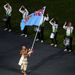 Josateki Naulu cselgáncsozó viszi a Fidzsi-szigetek zászlaját az olimpia megnyitóján