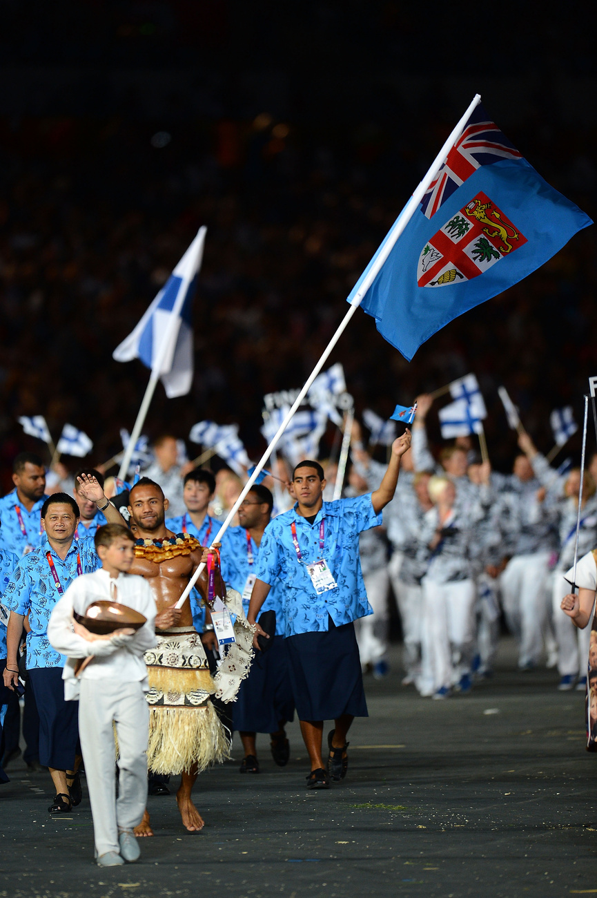 Josateki Naulu cselgáncsozó viszi a Fidzsi-szigetek zászlaját az olimpia megnyitóján
